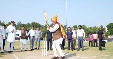 नमो क्रिकेट लीग में CM धामी ने खिलाड़ियों संग खेला क्रिकेट, युवाओं को दिलाई नशामुक्ति की शपथ