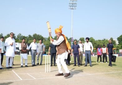 नमो क्रिकेट लीग में CM धामी ने खिलाड़ियों संग खेला क्रिकेट, युवाओं को दिलाई नशामुक्ति की शपथ